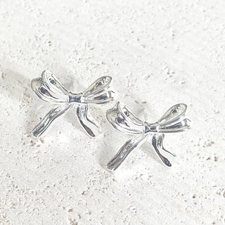 Bow stud earring